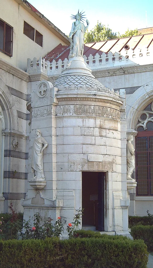 Monumento a la Libertad en el jardín del Panteón de España, Madrid
